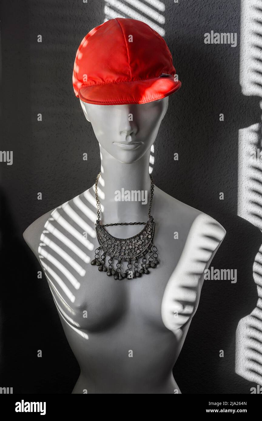 Muñeca de moda blanca con gorra de béisbol roja y joyería de plata oriental, Alemania Foto de stock