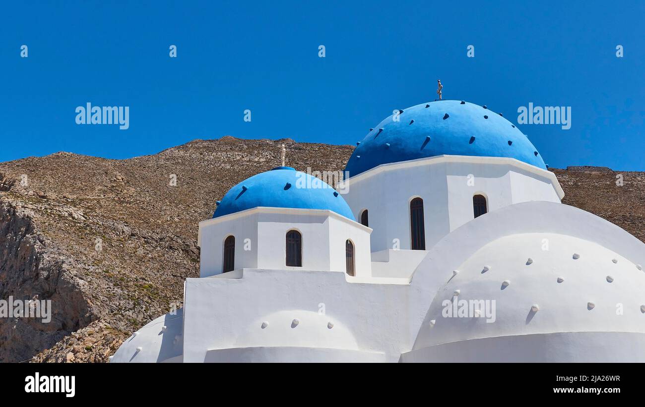 Cúpulas azules y blancas de la iglesia, cielo azul sin nubes, Perissa, isla de Santorini, Cícladas, Grecia Foto de stock