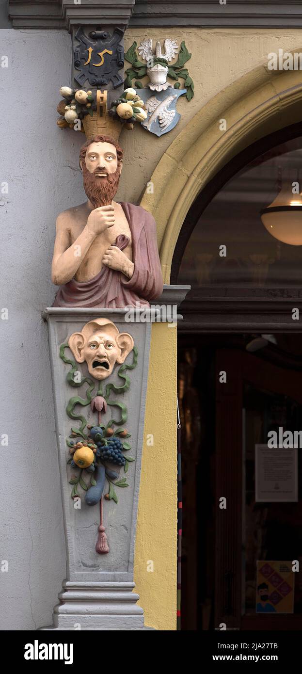 Figura masculina renacentista en un portal de entrada de 1568, Lueneburg, Baja Sajonia, Alemania Foto de stock
