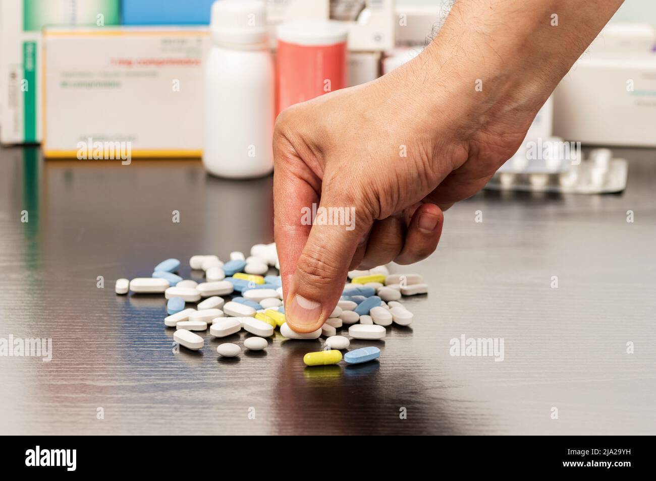 Paracetamol hand fotografías e imágenes de alta resolución - Página 2 -  Alamy