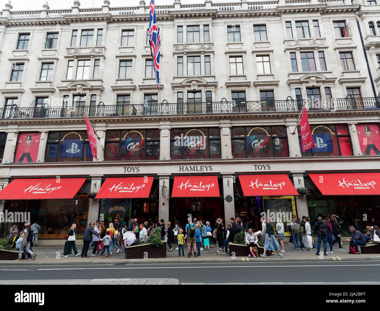Vista frontal de la tienda de juguetes Hamleys en Regent Street London Foto de stock