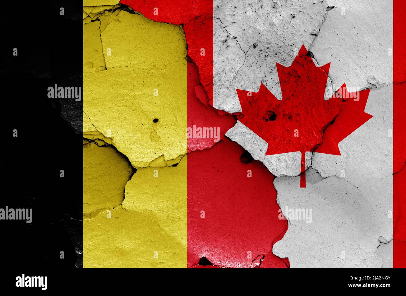 Banderas de Bélgica y Canadá pintadas en la pared agrietada Foto de stock