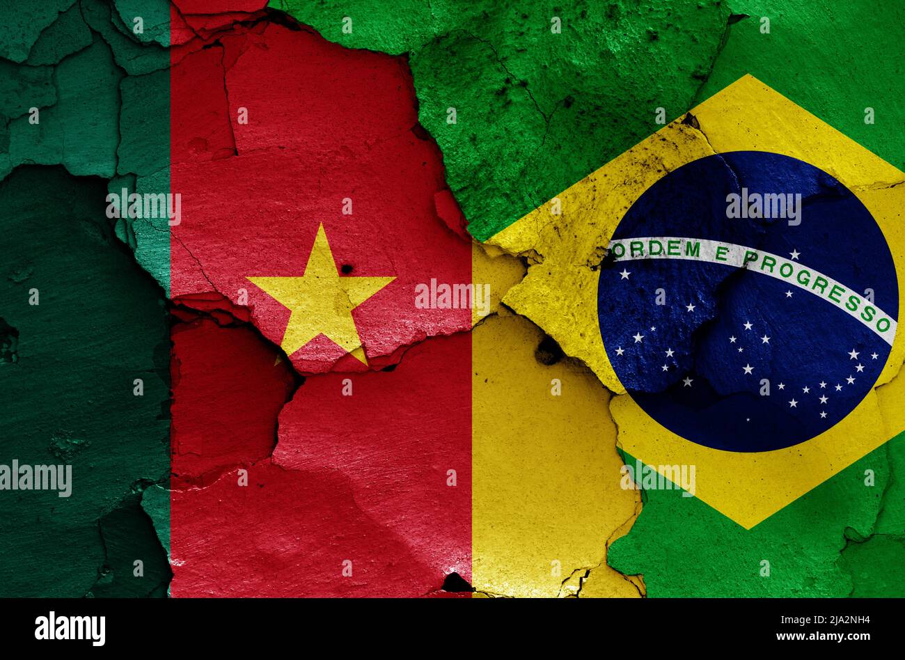 Banderas de Camerún y Brasil pintadas en la pared agrietada Foto de stock