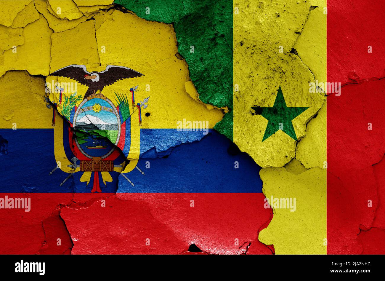 Banderas de Ecuador y Senegal pintadas en la pared agrietada Foto de stock