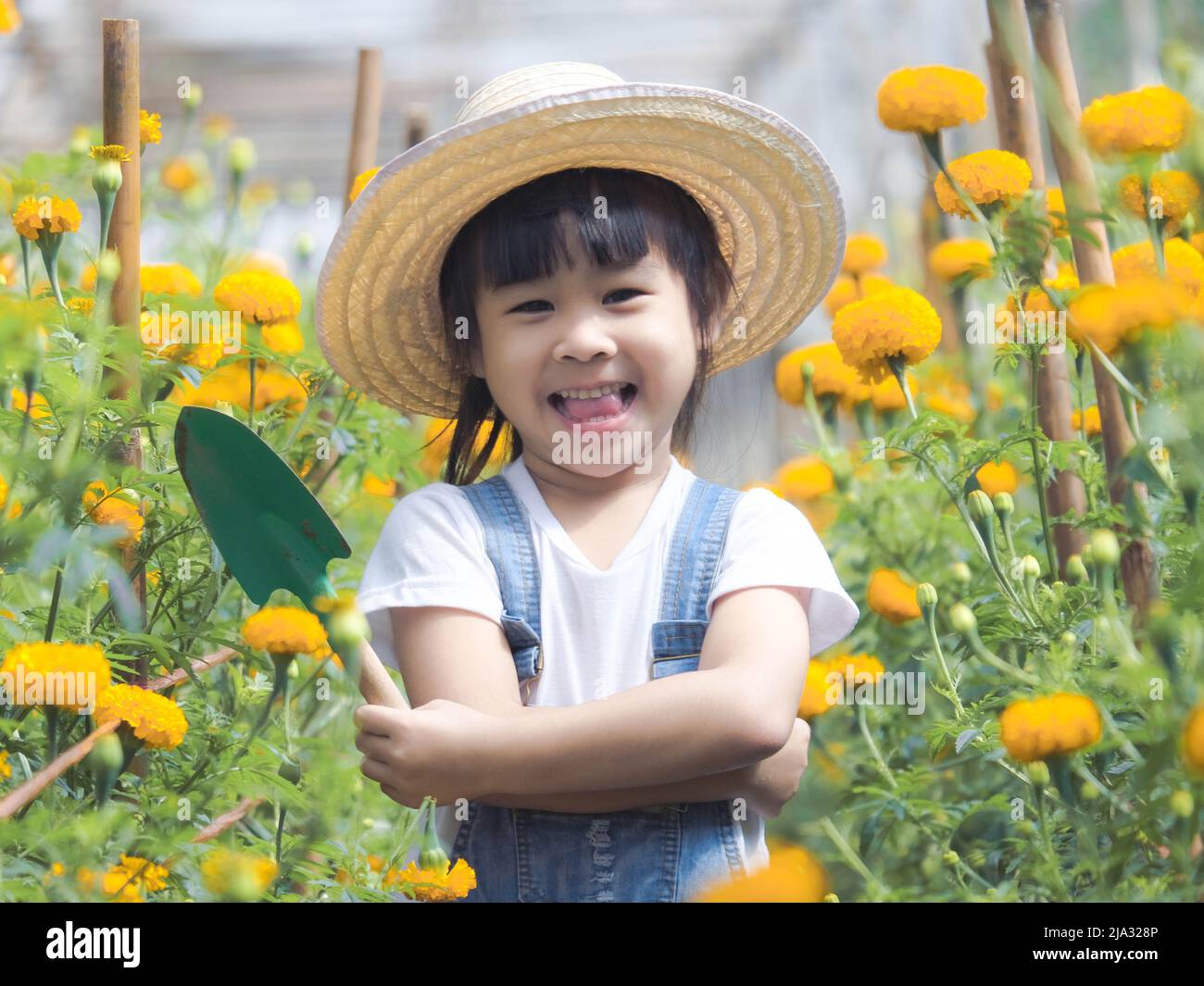 Jardinero infantil fotografías e imágenes de alta resolución - Alamy