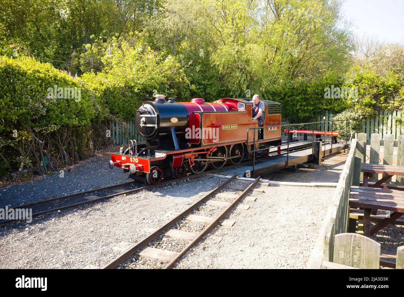 El angosto motor de ferrocarril Robin Hood gira en North Bay en la línea NBR en Scarborough Foto de stock