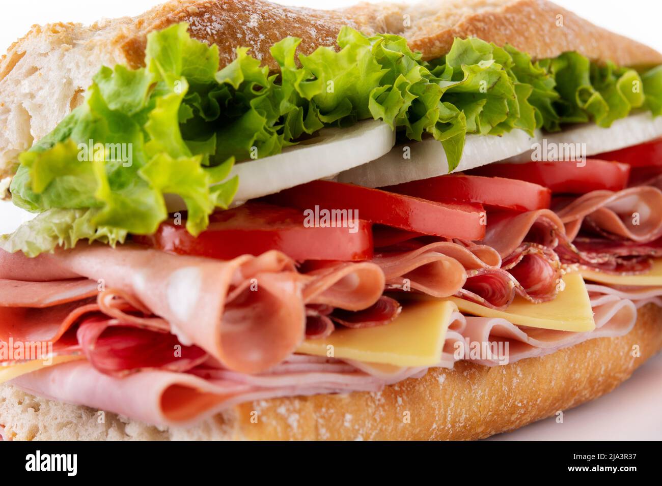 Sándwich submarino con jamón, queso, lechuga, tomates, cebolla