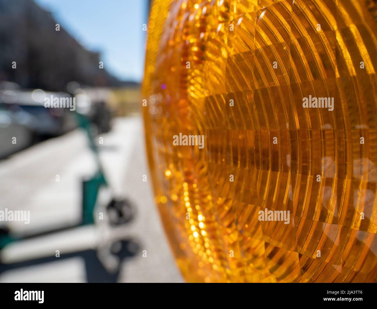 Luz de señal amarilla. Reparación en carretera. Señal de advertencia en el lugar de construcción Foto de stock