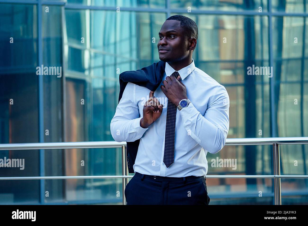 Un hombre modelo afroamericano elegante y con estilo con una