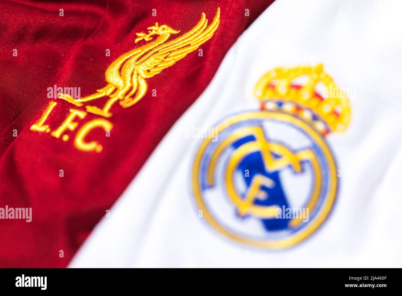 Escudo centrado en la camiseta del Liverpool Club de Fútbol junto al escudo fuera del foco del Real Madrid en su camiseta. Final de la UEFA campeones de la liga con Foto de stock