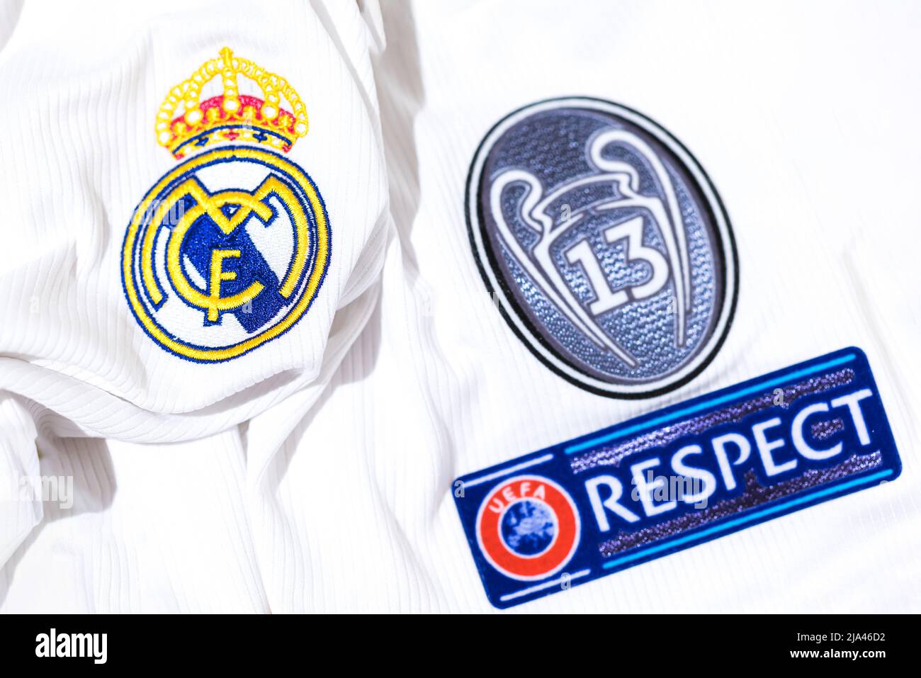 Escudo en la camiseta blanca del Real Madrid Football Club, junto con el escudo de 13 copas europeas y el cartel de la UEFA RESPECT. Aleta de la liga de campeones de la UEFA Foto de stock