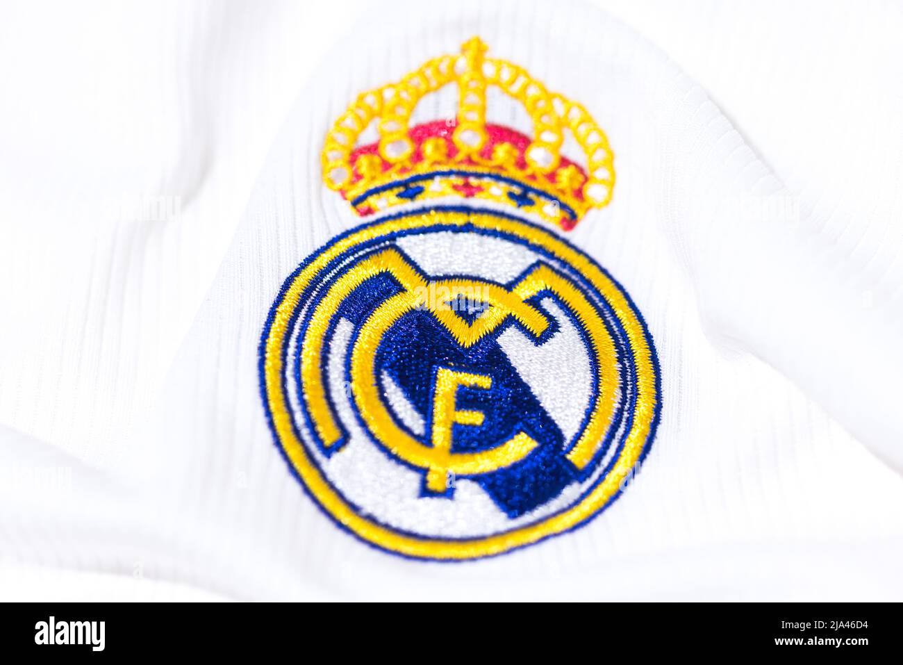Escudo en la camiseta blanca del Real Madrid Football Club. UEFA CHAMPIONS LEAGUE FINAL CONCEPTO EL 28 DE MAYO DE 2022, CAMPEÓN, europa, LEAGUE, españa. Foto de stock