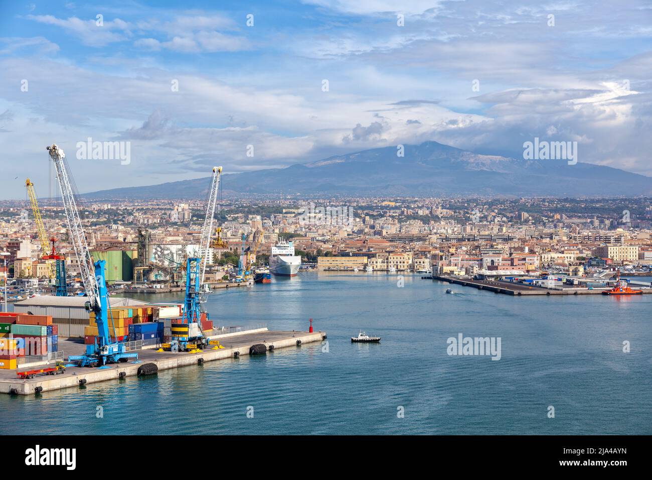 Puerto de Catania (Italia), contenedores en el puerto de Catania en Sicilia  Fotografía de stock - Alamy