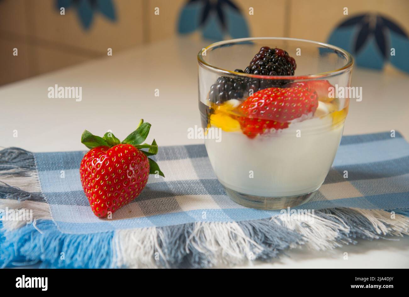 Crema de yogur con miel, fresa y mora. Foto de stock