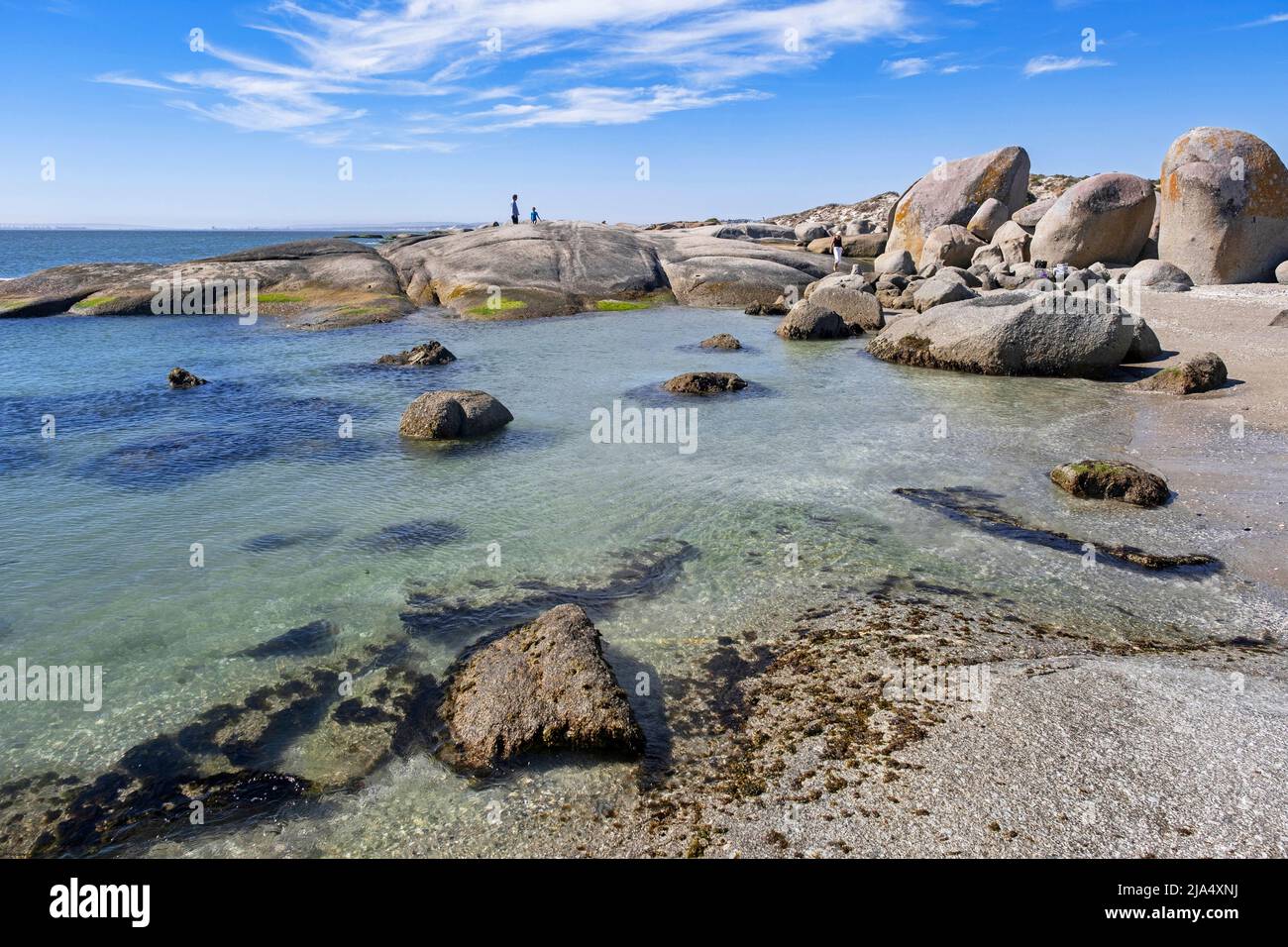 Grandes rocas de granito en la playa a lo largo del Océano Atlántico en Langebaan, Costa Oeste, Provincia del Cabo Occidental, Sudáfrica Foto de stock