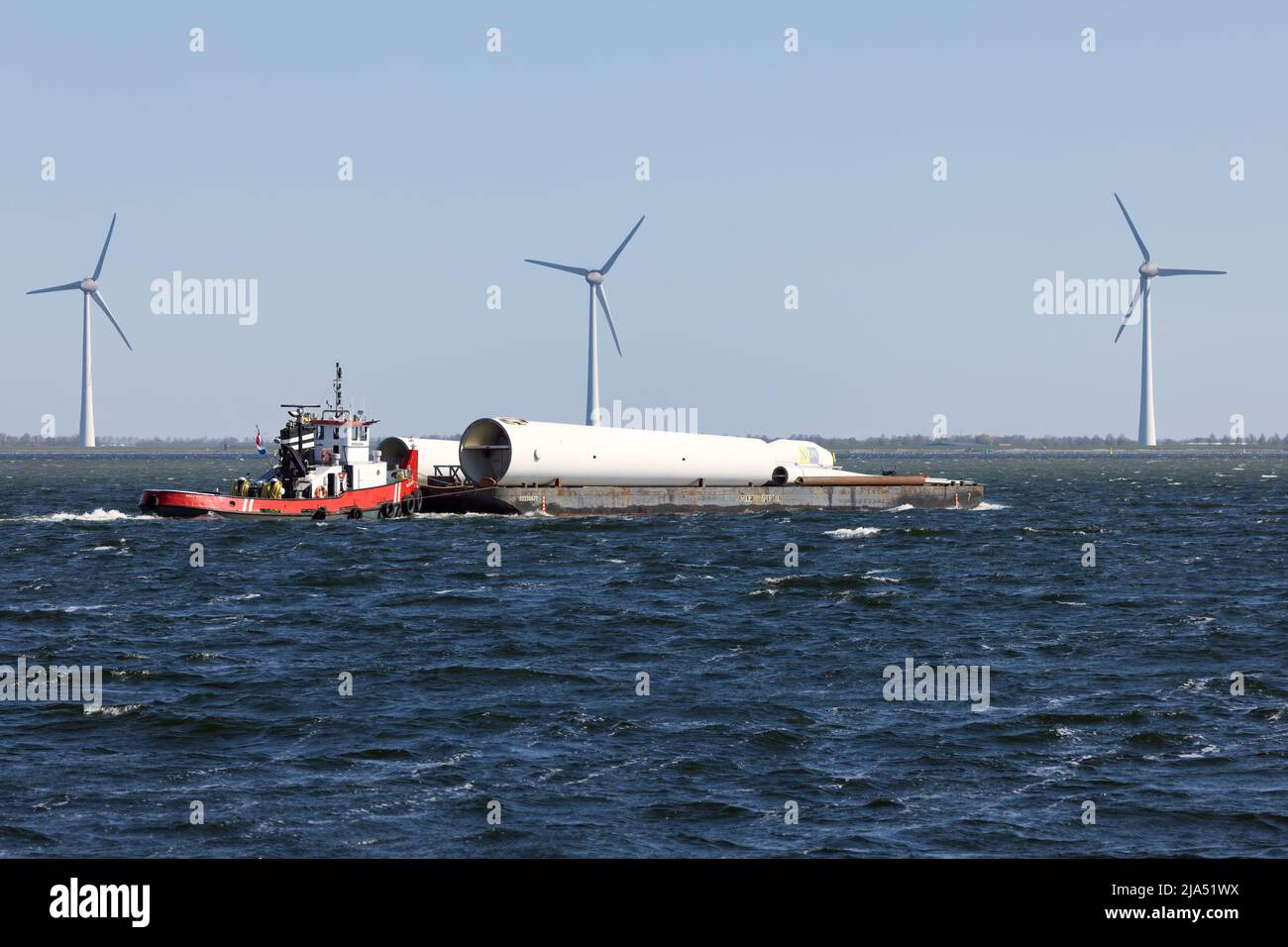 Lelystad, Países Bajos - 22 de abril de 2022: Buque de suministro con partes de demolición de aerogeneradores marinos Foto de stock