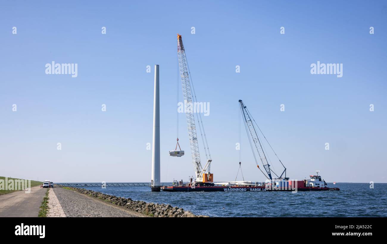Lelystad, Países Bajos - 22 de abril de 2022: Grúa de elevación de barcos góndola para demolición de parques eólicos marinos Foto de stock