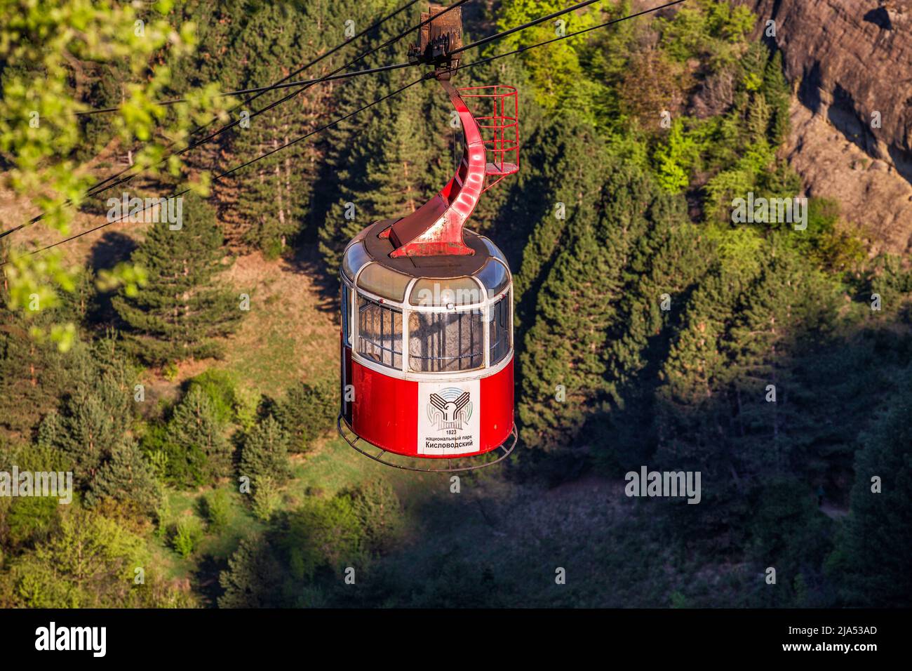 Kislovodsk, Rusia - 13 de mayo de 2022: Cabina roja de teleférico en el parque nacional de Kislovodsk Foto de stock