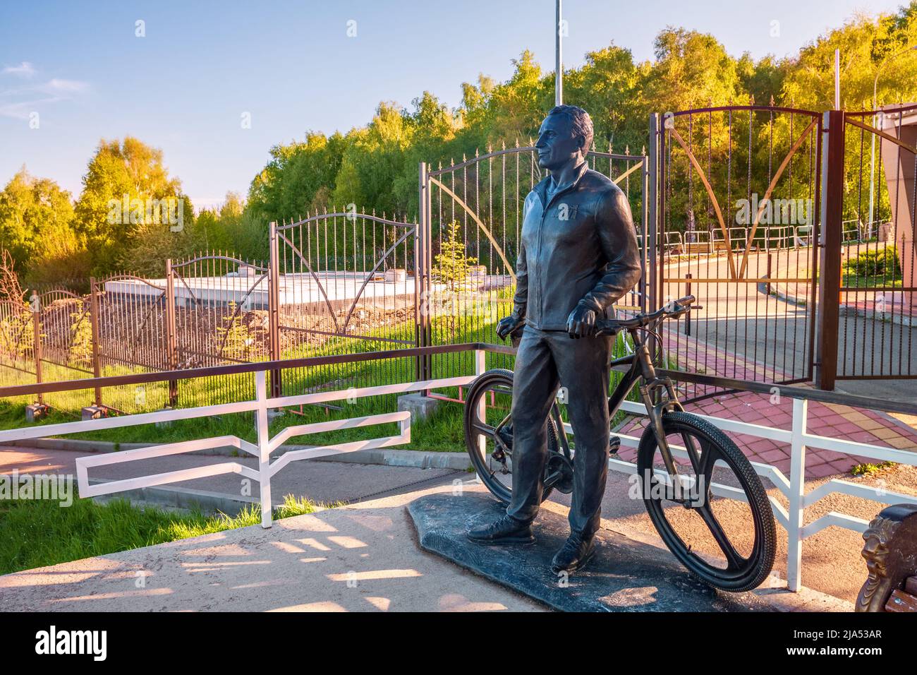 Kislovodsk, Rusia - 13 de mayo de 2022: Género escultura Atleta-ciclista en el parque nacional de Kislovodsk Foto de stock
