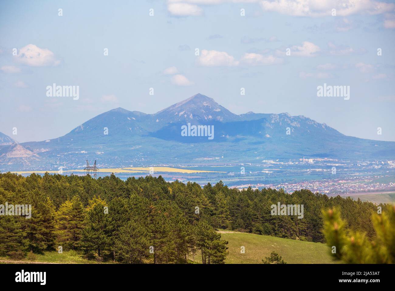 Vista de la montaña Beshtau desde la cresta de Bregustan Foto de stock