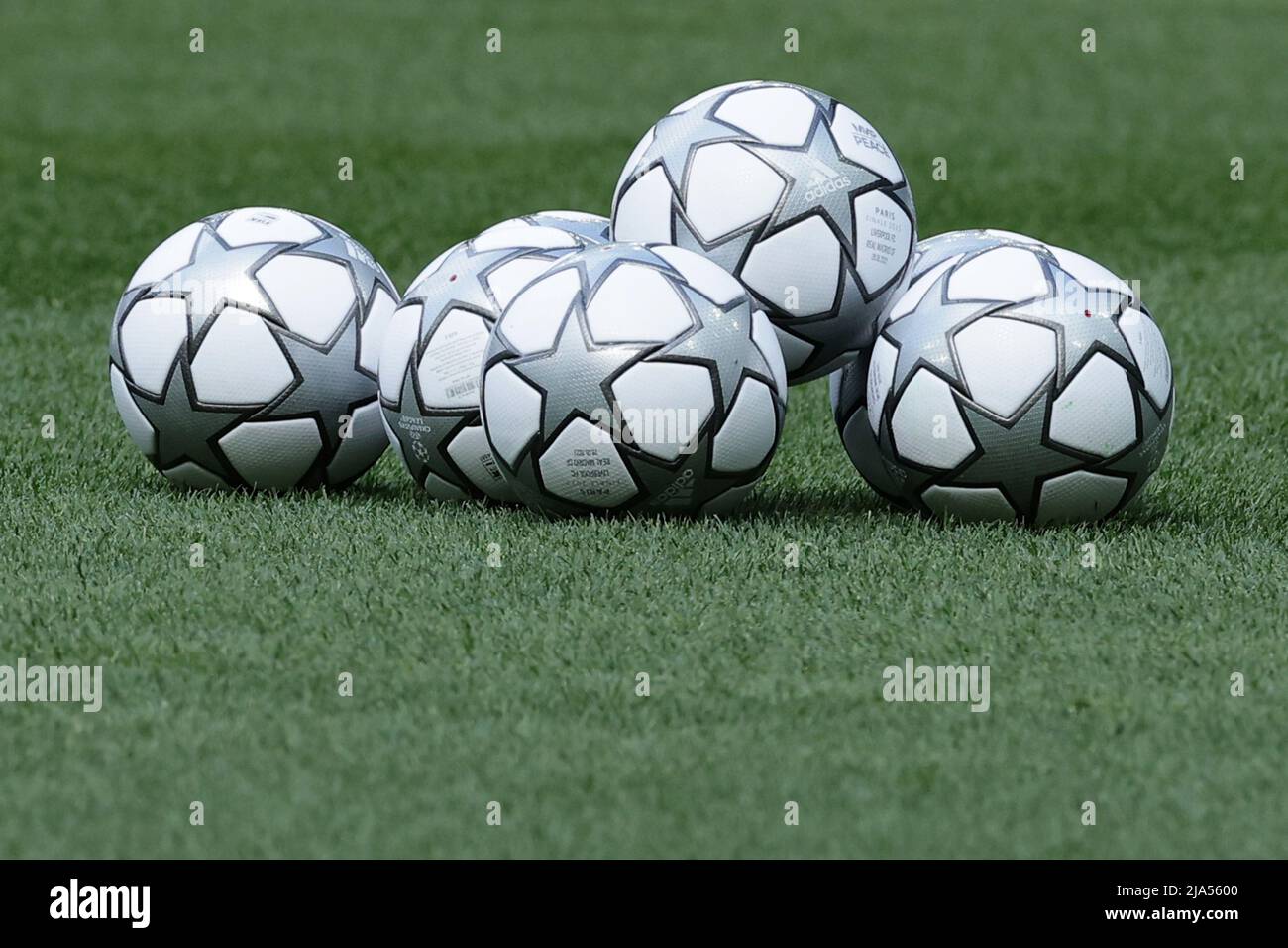 Las bolas oficiales de la Champions League de adidas se ven en el campo  antes de la sesión de entrenamiento antes del partido de fútbol final de la Champions  League 2021/2022 entre