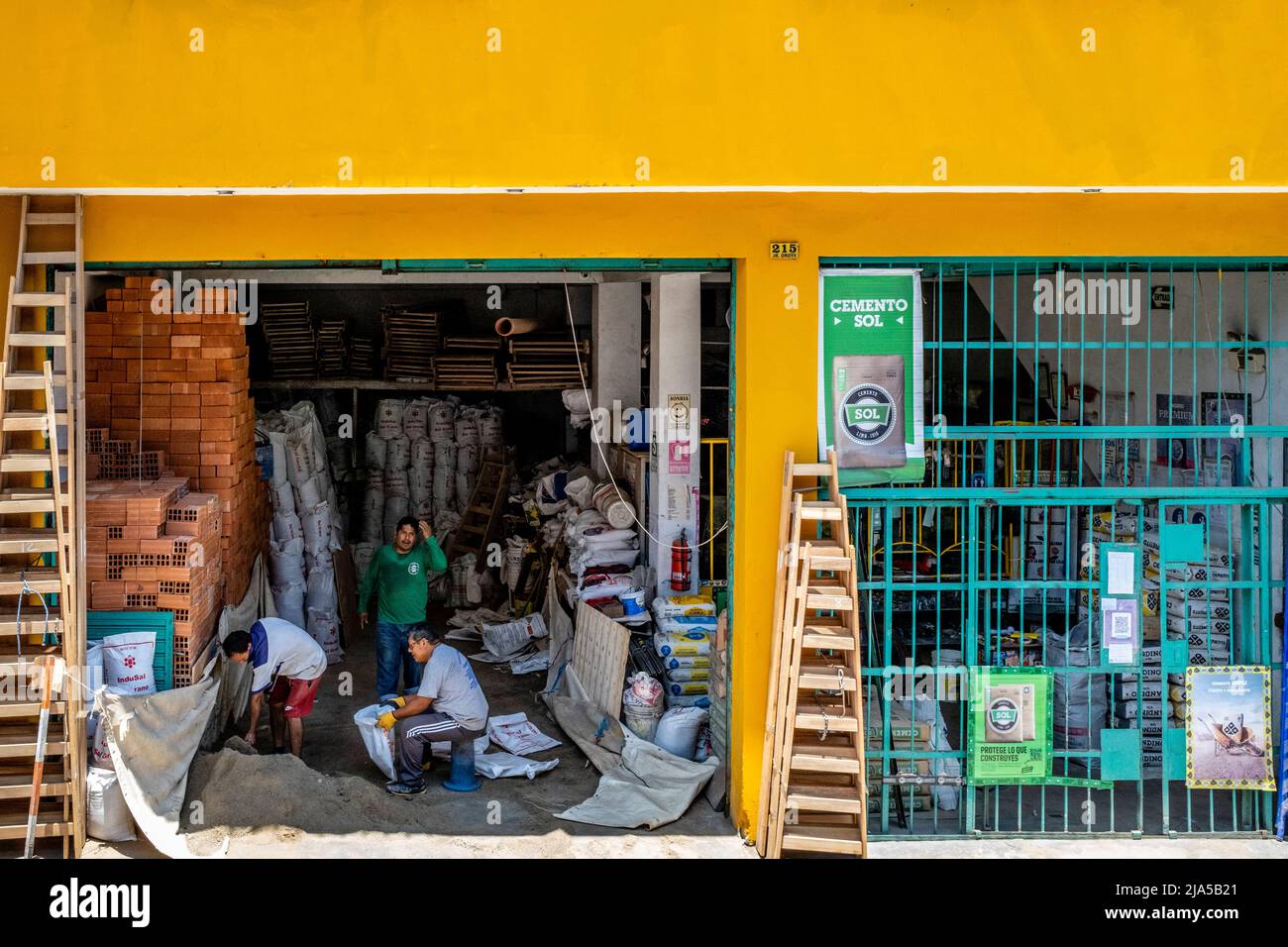 Una tienda de suministros de materiales de construcción en el Centro  Histórico de LimaLima, Perú Fotografía de stock - Alamy