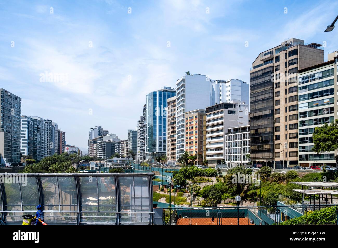 Bloques de Apartamentos de Lujo en el Distrito Miraflores de Lima, Lima, Perú. Foto de stock