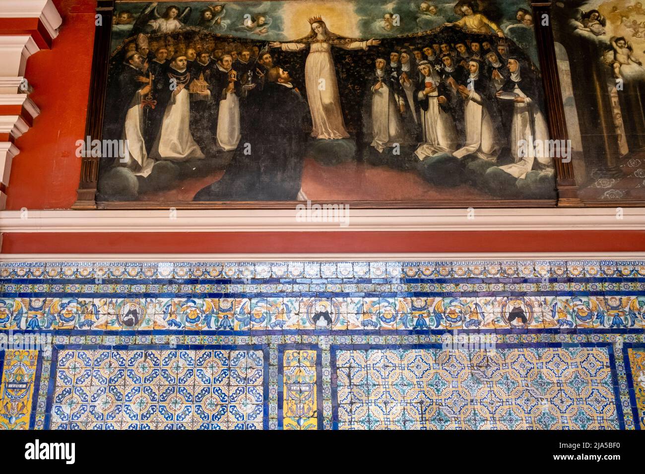 Paneles coloridos y pinturas históricas en el Convento de Santo Domingo, Lima, Perú. Foto de stock
