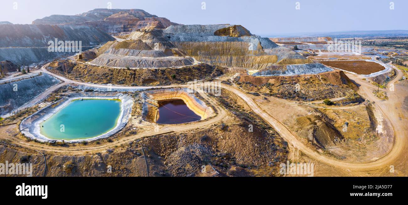Panorama aéreo de la mina de cobre Skouriotissa en Chipre con montones de mineral y piscinas multicolores Foto de stock