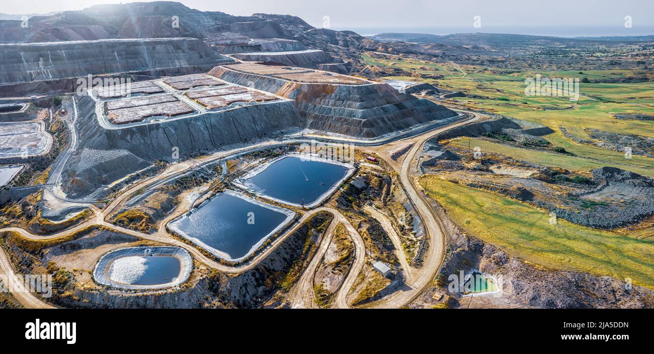 Extracción de disolventes de mineral de cobre en la mina Skouriotissa de Chipre. Saltos de lixiviación y depósitos de almacenamiento Foto de stock