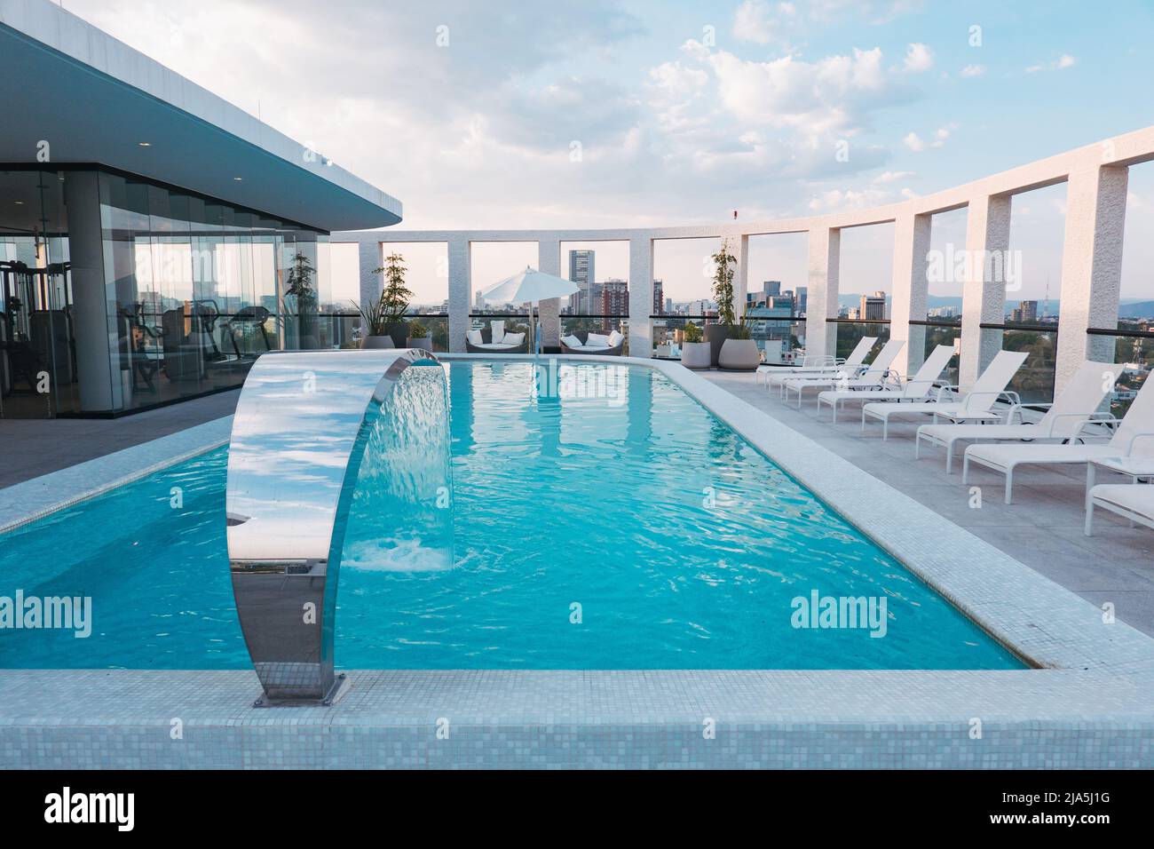 Una piscina en la azotea en un moderno apartamento en la ciudad de Guadalajara, México Foto de stock