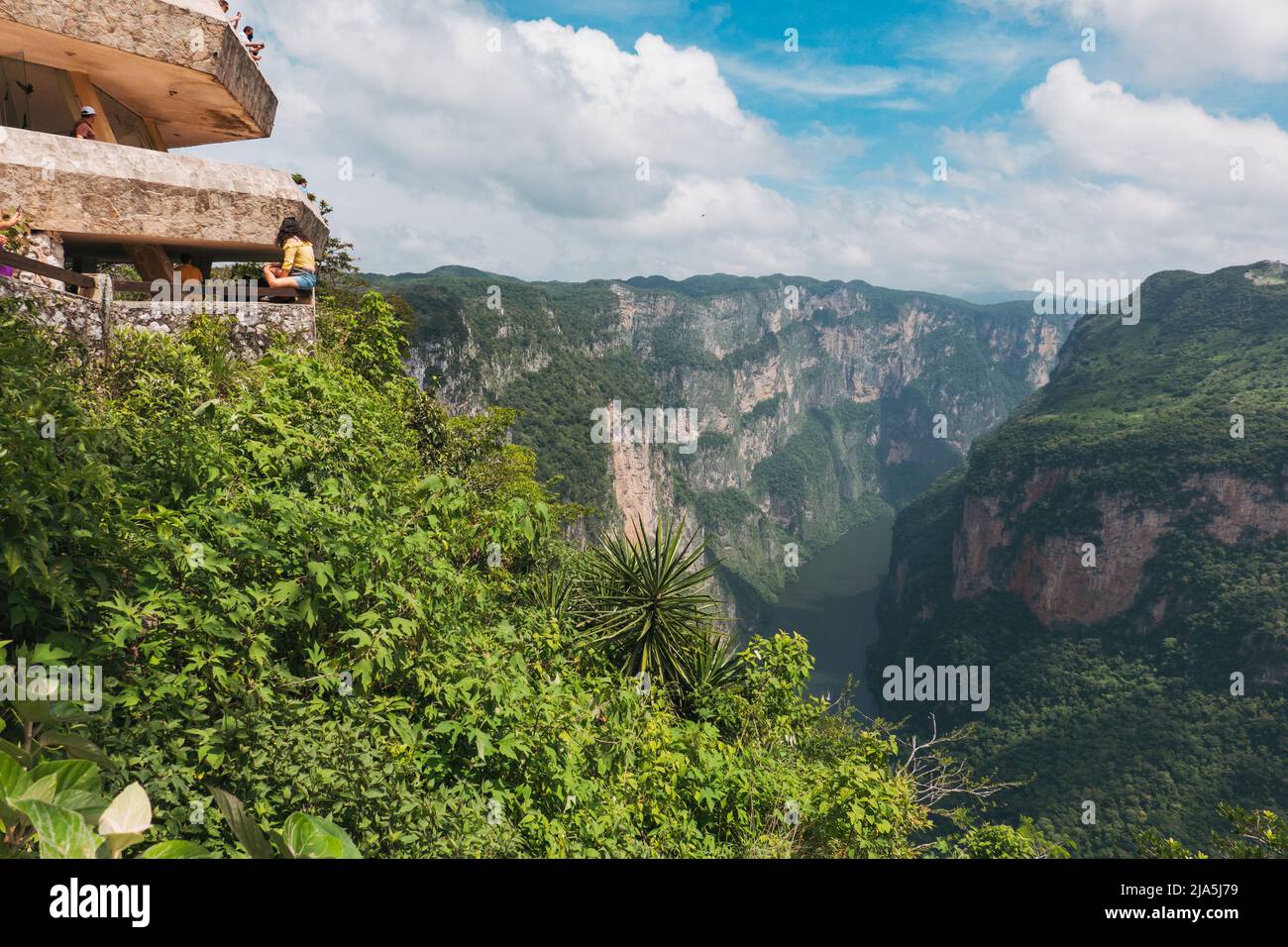 Mirando hacia el Cañón del Sumidero, Chiapas, México, desde el centro de visitantes. El cañón es popular tanto para turistas nacionales como extranjeros Foto de stock