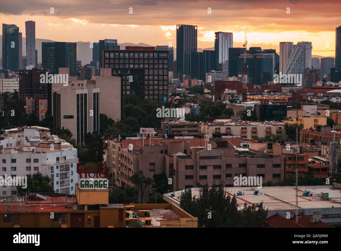 Una espectacular y ardiente puesta de sol sobre el horizonte de Ciudad de México, México Foto de stock