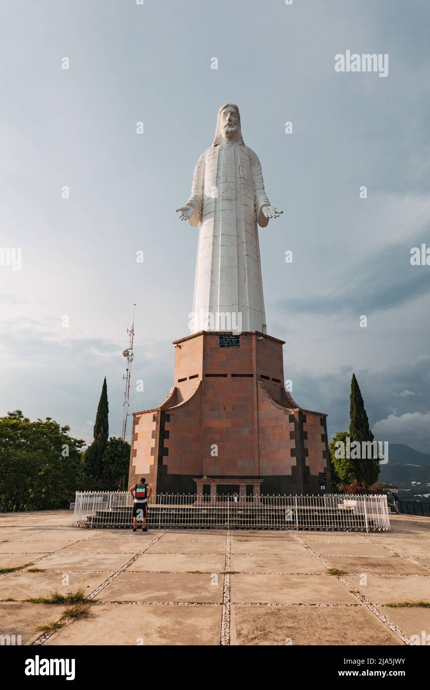 La estatua del Cristo de Tenancingo, de 21 metros de altura, en Tenancingo de Degollado, México. Según se informa, una de las estatuas más altas de Cristo en el continente Foto de stock