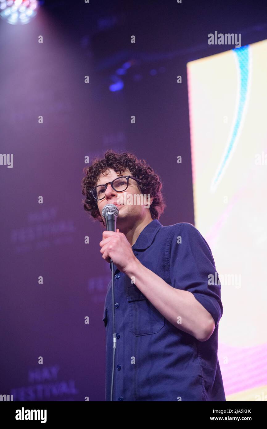 Hay-on-Wye, Gales, Reino Unido. 27th de mayo de 2022. Simon Amstell realiza su stand-up Spirit Hole con el apoyo de Leo Reich en Hay Festival 2022, Gales. Crédito: Sam Hardwick/Alamy. Foto de stock