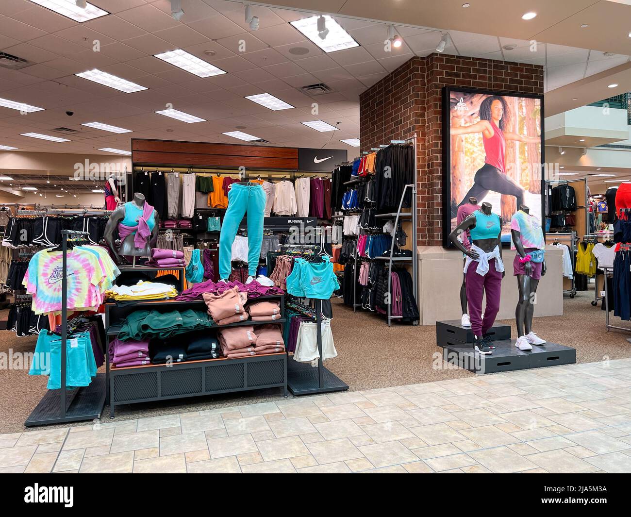 Ejemplo Hacia atrás neumonía Springfield, IL EE.UU. - 2 de mayo de 2022: Una exhibición de ropa Nike  para mujer para la venta en la tienda de artículos deportivos de Scheels en  Springfield, Illinois Fotografía de