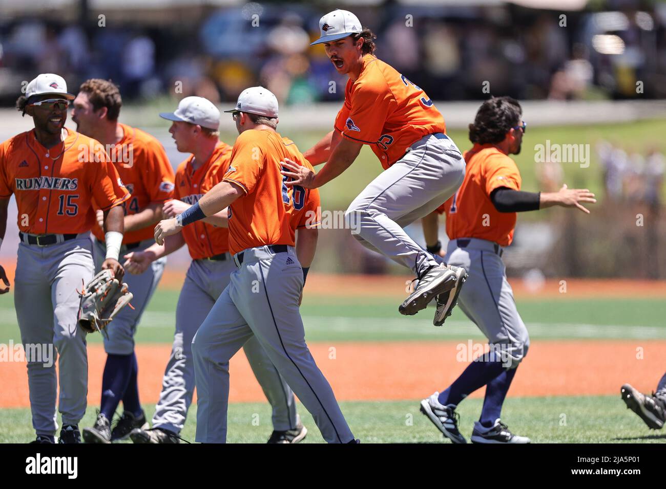 27 de mayo de 2022 Los jugadores de UTSA celebran en el campo durante