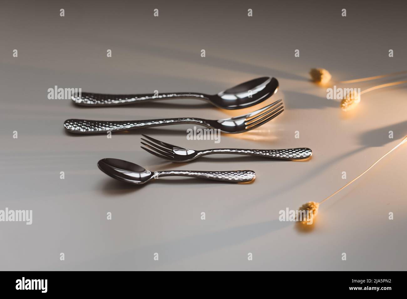 Elegante mesa con vajilla negra sobre fondo claro Fotografía de stock -  Alamy