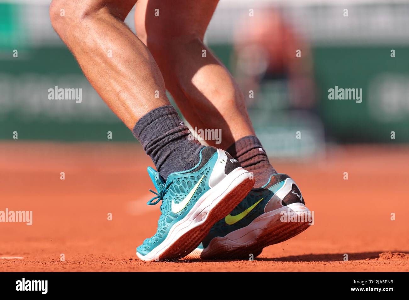 París, Francia. 27th de mayo de 2022. 27th de mayo de 2022; Roland Garros,  París, Francia: Torneo de Open de Tenis Francés: Rafael Nadal (ESP) lleva  Nike Credit: Action Plus Sports Images/Alamy