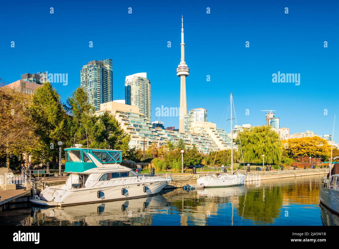 El puerto del centro y la Torre CN en Toronto, Ontario, Canadá Foto de stock