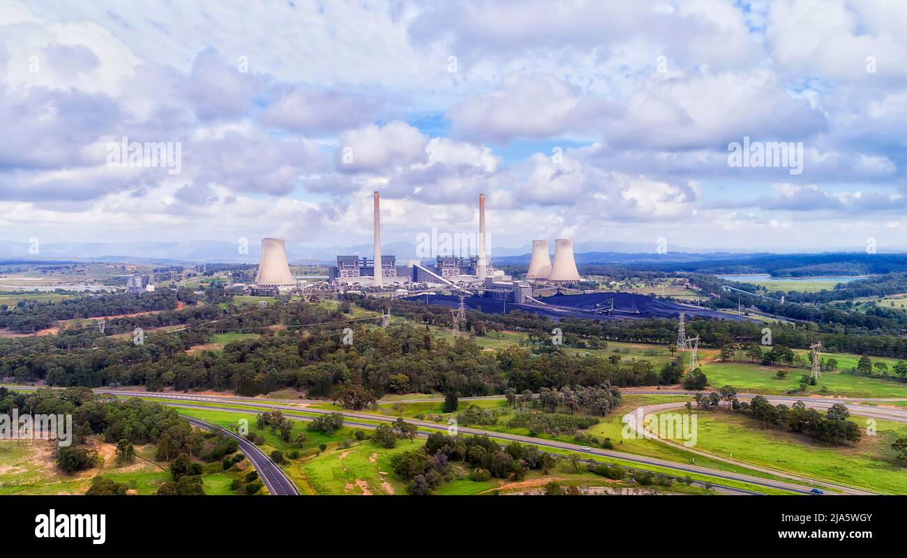 Primer plano Amplia vista de la central eléctrica de Bayswater en el valle Hunter de Australia - paisaje aéreo de la planta industrial. Foto de stock
