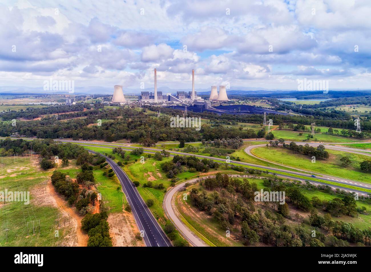 Central eléctrica de Bayswater en el valle Hunter de Australia - vista aérea de la planta industrial. Foto de stock