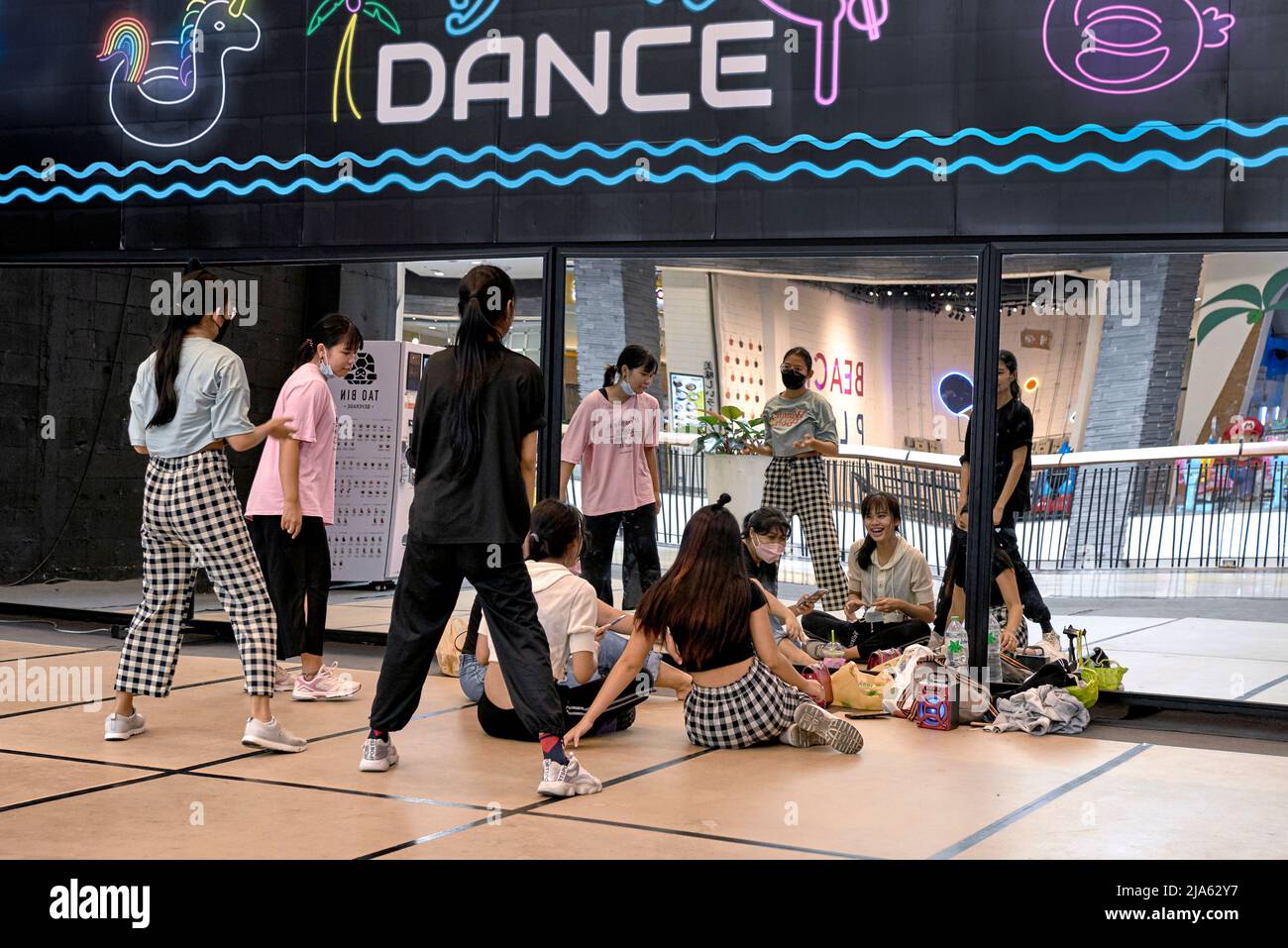 Práctica de danza. Grupo de chicas adolescentes preparándose para practicar su rutina de baile en un salón de baile y estudio en el interior Foto de stock