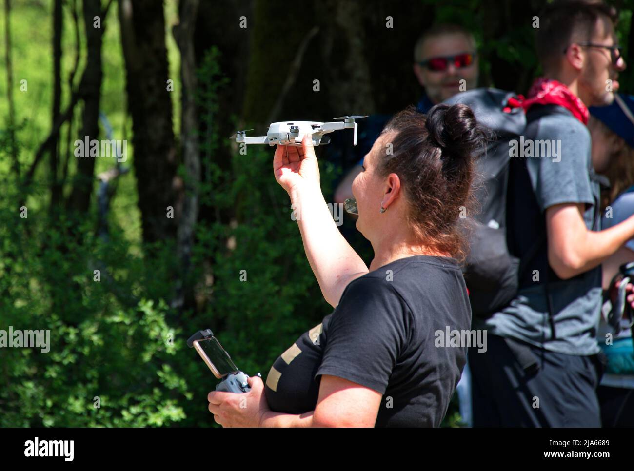 Mujer usando drone en la naturaleza Foto de stock