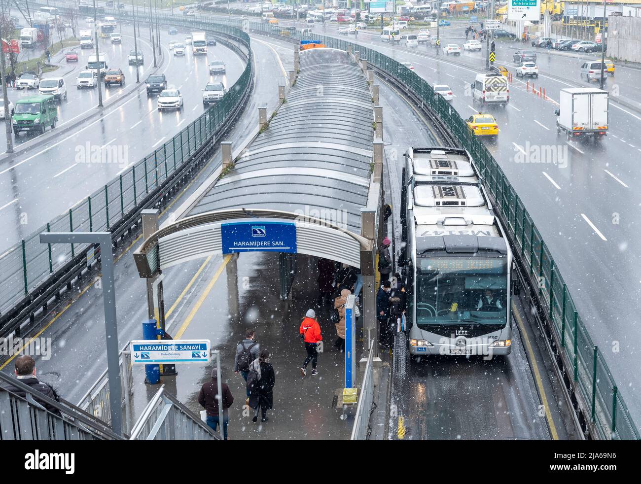 Estambul Turquía- 20 de marzo de 2022: Estación Haramidere Metrobus. Pasajeros en un día nevado Foto de stock