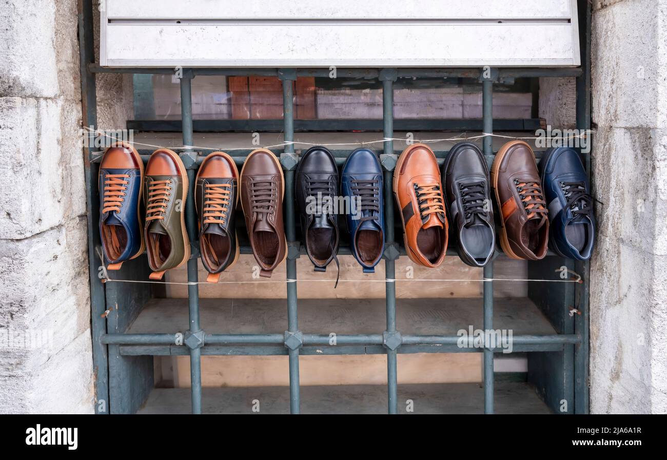 zapatos de pie en el mostrador del vendedor Fotografía de stock - Alamy