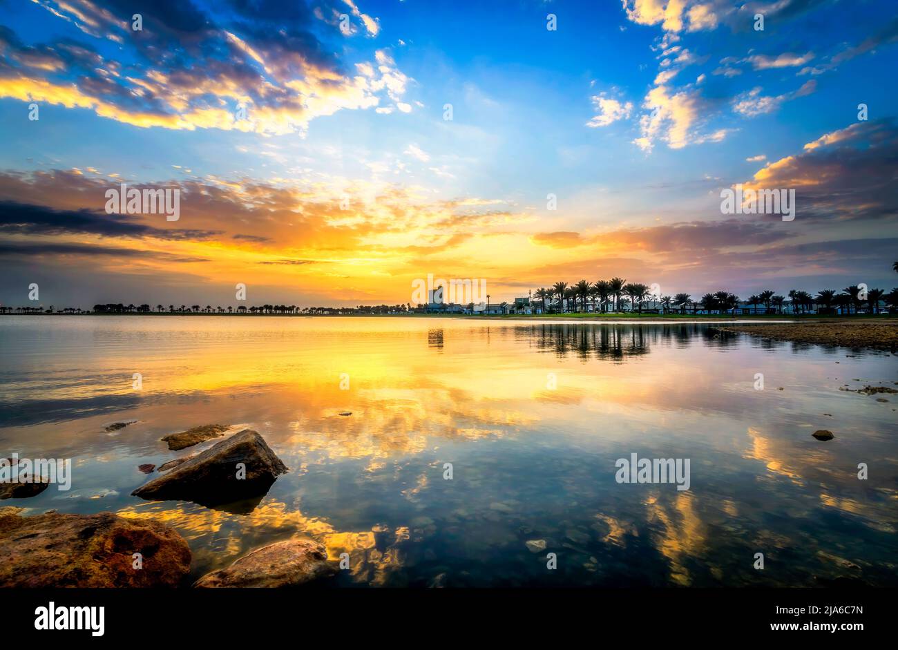 Hermosa vista del amanecer por la mañana en el lago Modon - Dammam Arabia Saudita. Foto de stock