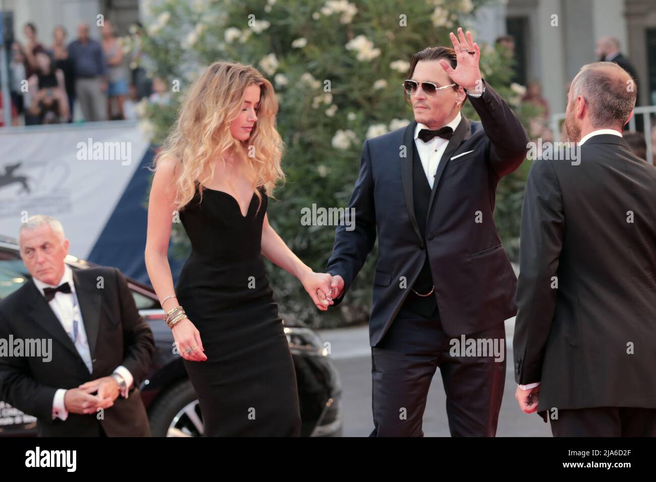 El actor Johnny Depp y su esposa Amber escucharon llegar para el evento de alfombra roja para la película 'Black Mass' en el Festival de Cine de Venecia 72nd. Foto de stock