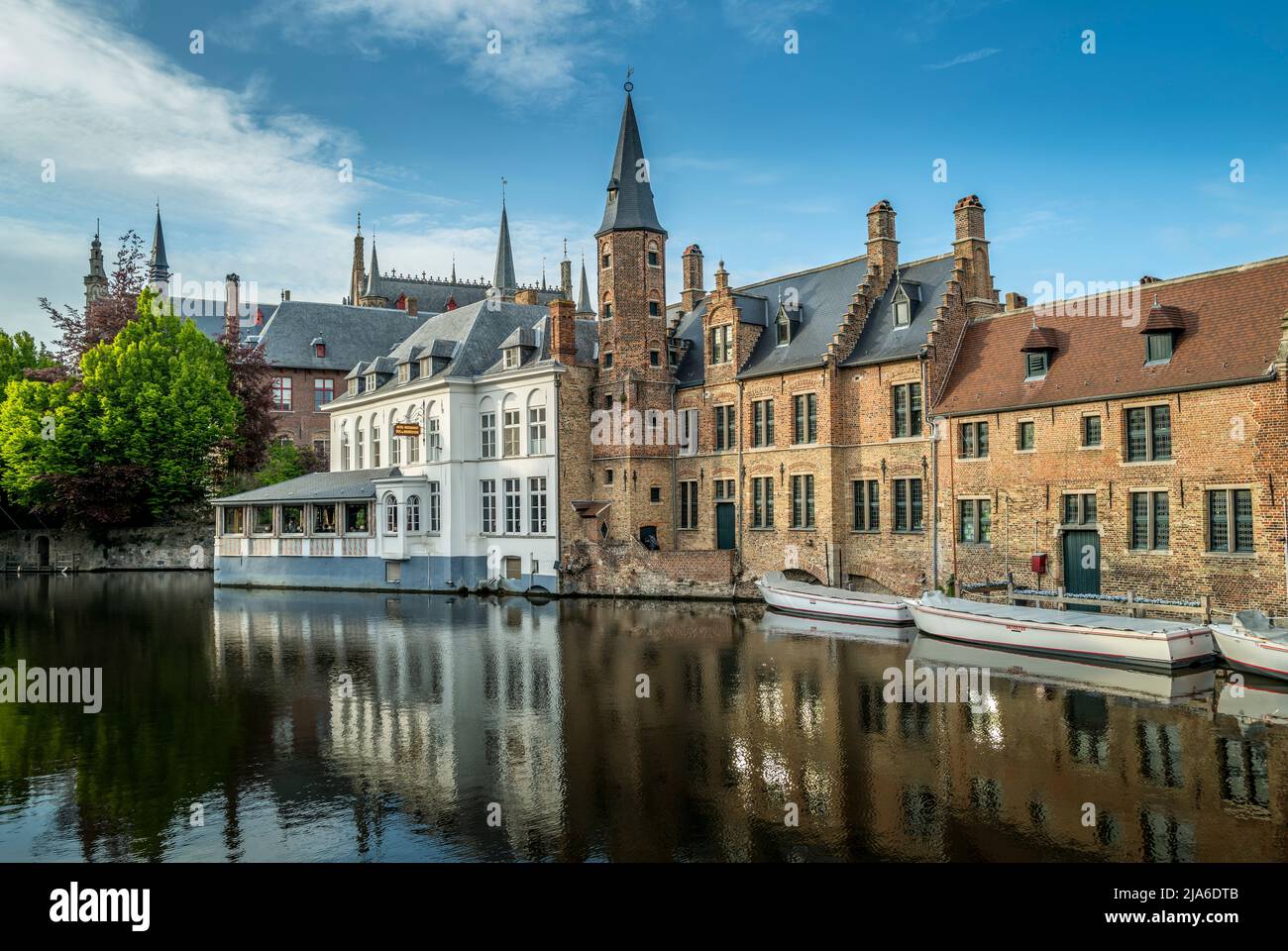 El distrito Rozenhoedkaai de Brujas, Bélgica Foto de stock