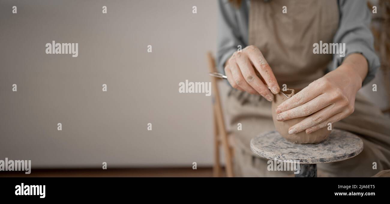Primer plano de las manos femeninas trabajando con arcilla. El alfarero hace platos y otras artesanías. Cerámica. Hobby y el concepto de ocio, Foto de stock